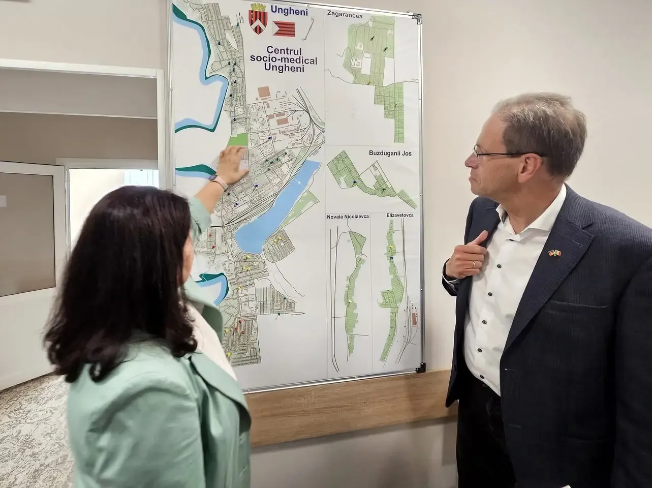 Ambasadorul Germaniei, Hubert Knirsch, în fața unei hărți a Centrului socio-medical din Ungheni, pe care sunt marcate mai multe localități din zonă — Zagarancea, Buzduganii Jos, Novaia Nicolaevca, Elizavetovca