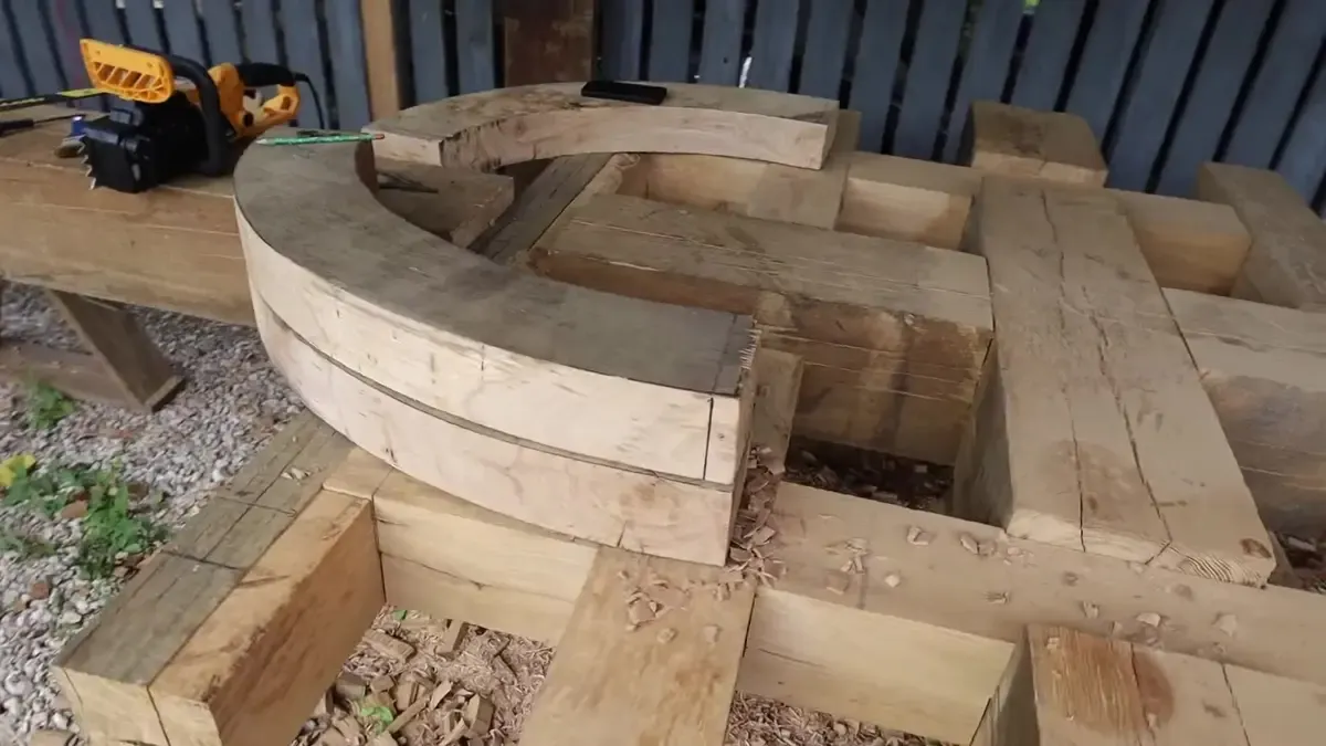 Detaliu al bârnelor de stejar îmbinate, în construcția troiței de la Valea Mare