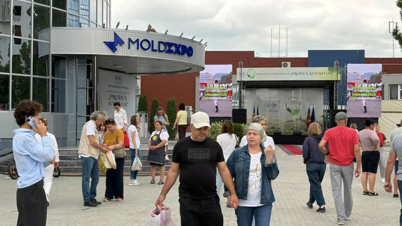 Un covor tradițional moldovenesc de mari dimensiuni, expus într-un pavilion de expoziție.