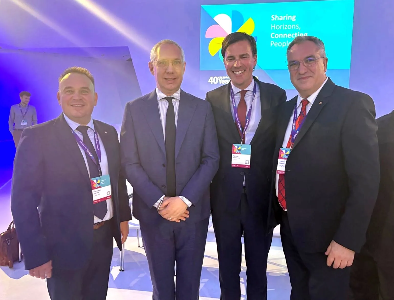 Patru bărbați în costume, la conferința Eurocities 2026 din Utrecht, în fața unui ecran cu genericul Sharing Horizons, Connecting People