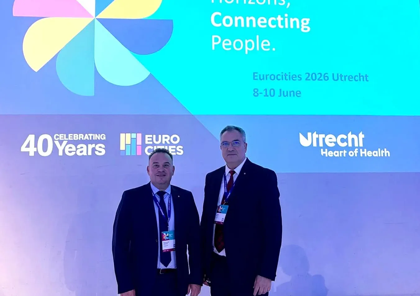Dionisie Ternovschi și Vitalie Vrabie, în fața ecranului cu datele conferinței Eurocities 2026 de la Utrecht
