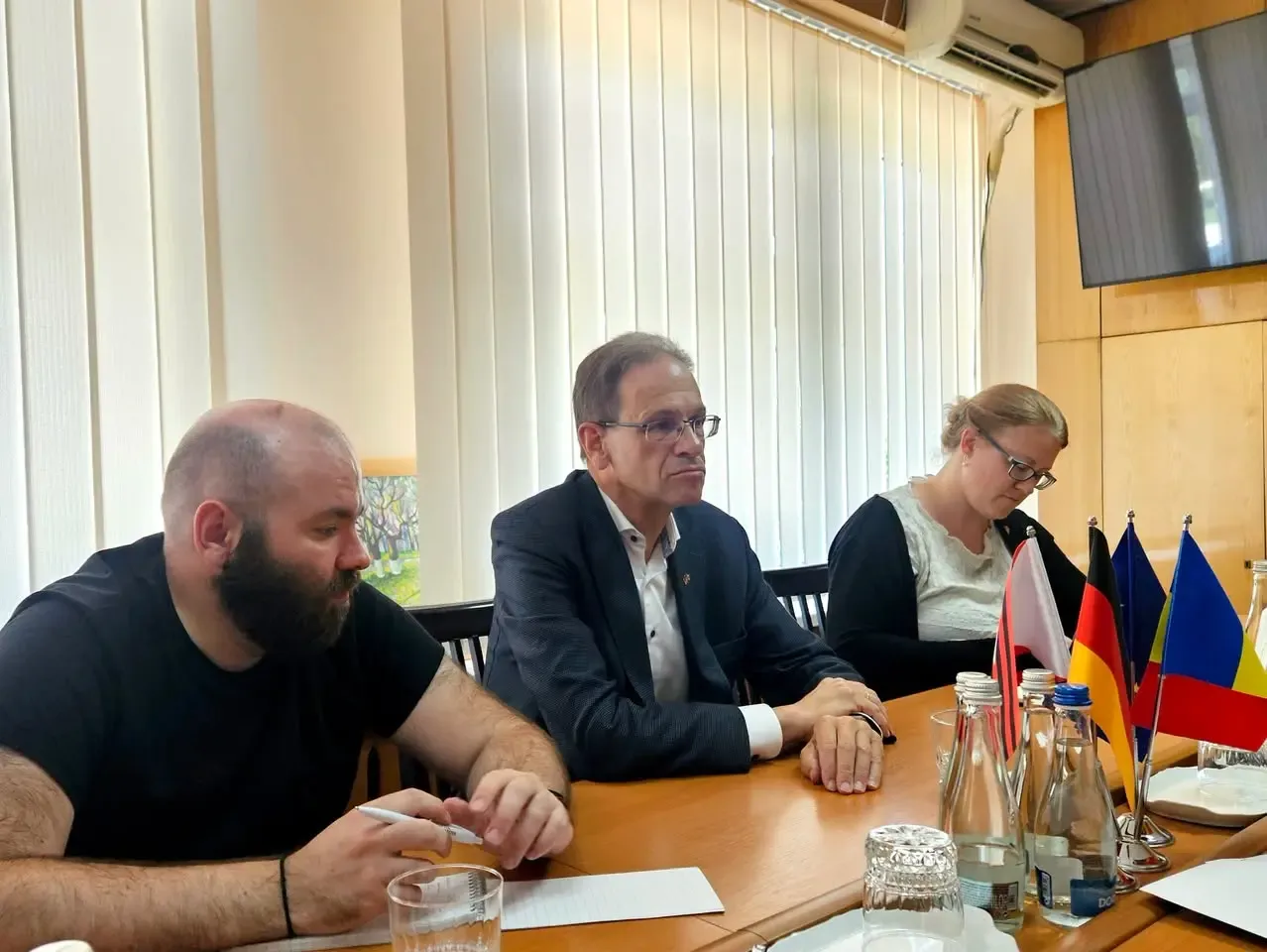 Ambasadorul Germaniei, Hubert Knirsch, alături de delegația germană, la masa de discuții de la Ungheni, cu stegulețele Germaniei și Moldovei