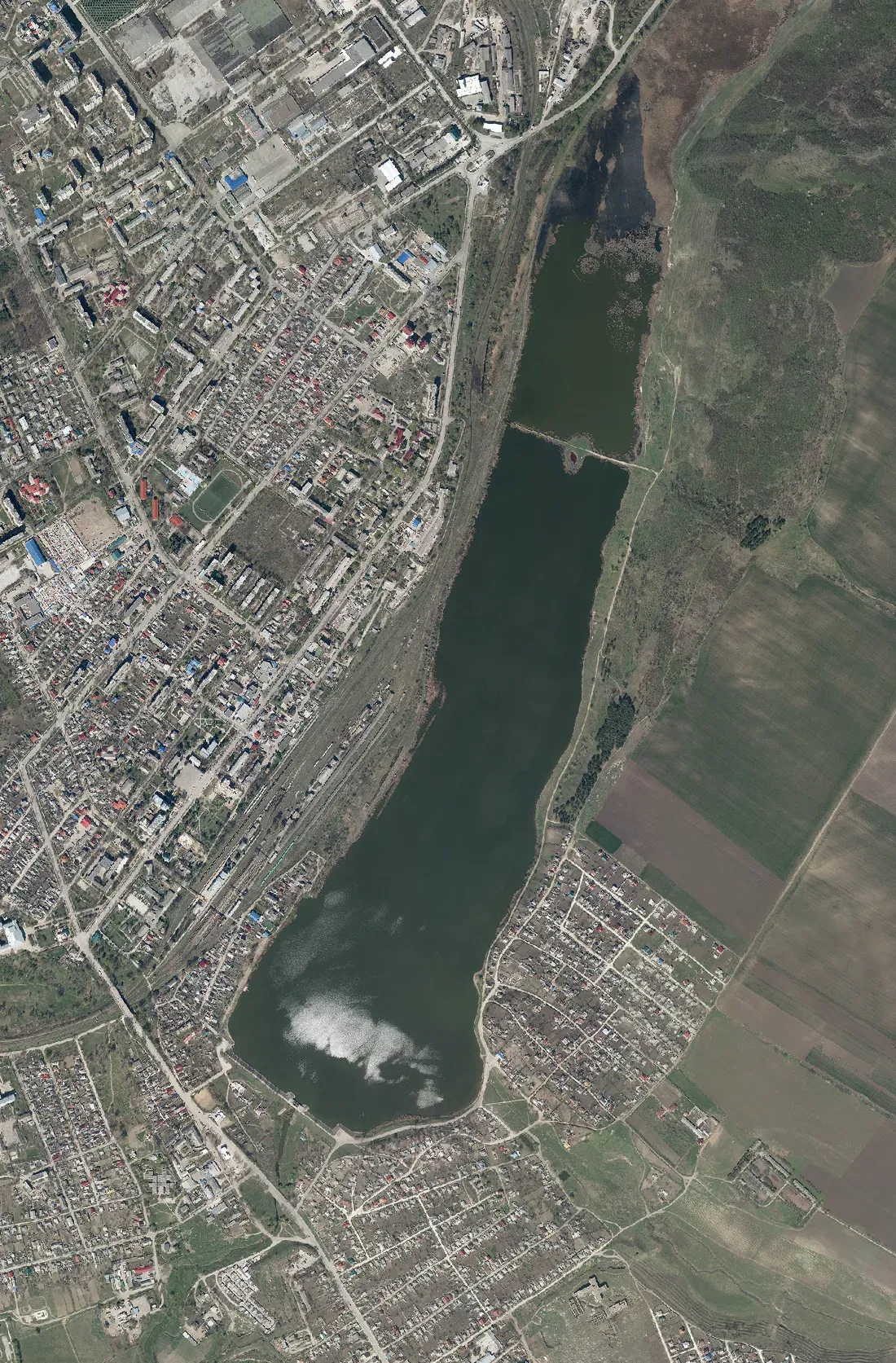 Ortofotografie a lacului Delia, care se întinde de la nord la sud prin municipiul Ungheni, cu orașul pe malul dinspre vest; faleza se amenajează pe țărmul dinspre oraș.