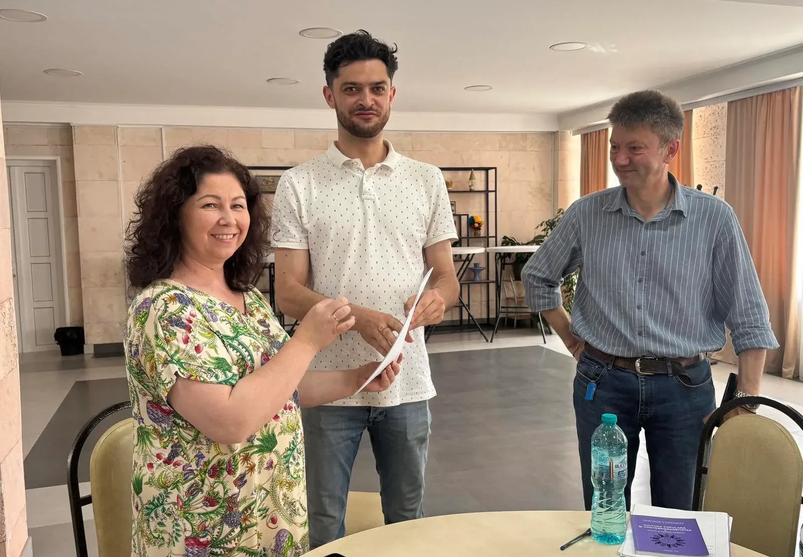 Silvia Zagoreanu îl prezintă pe Edgar Bunea în fața colectivului Palatului de Cultură