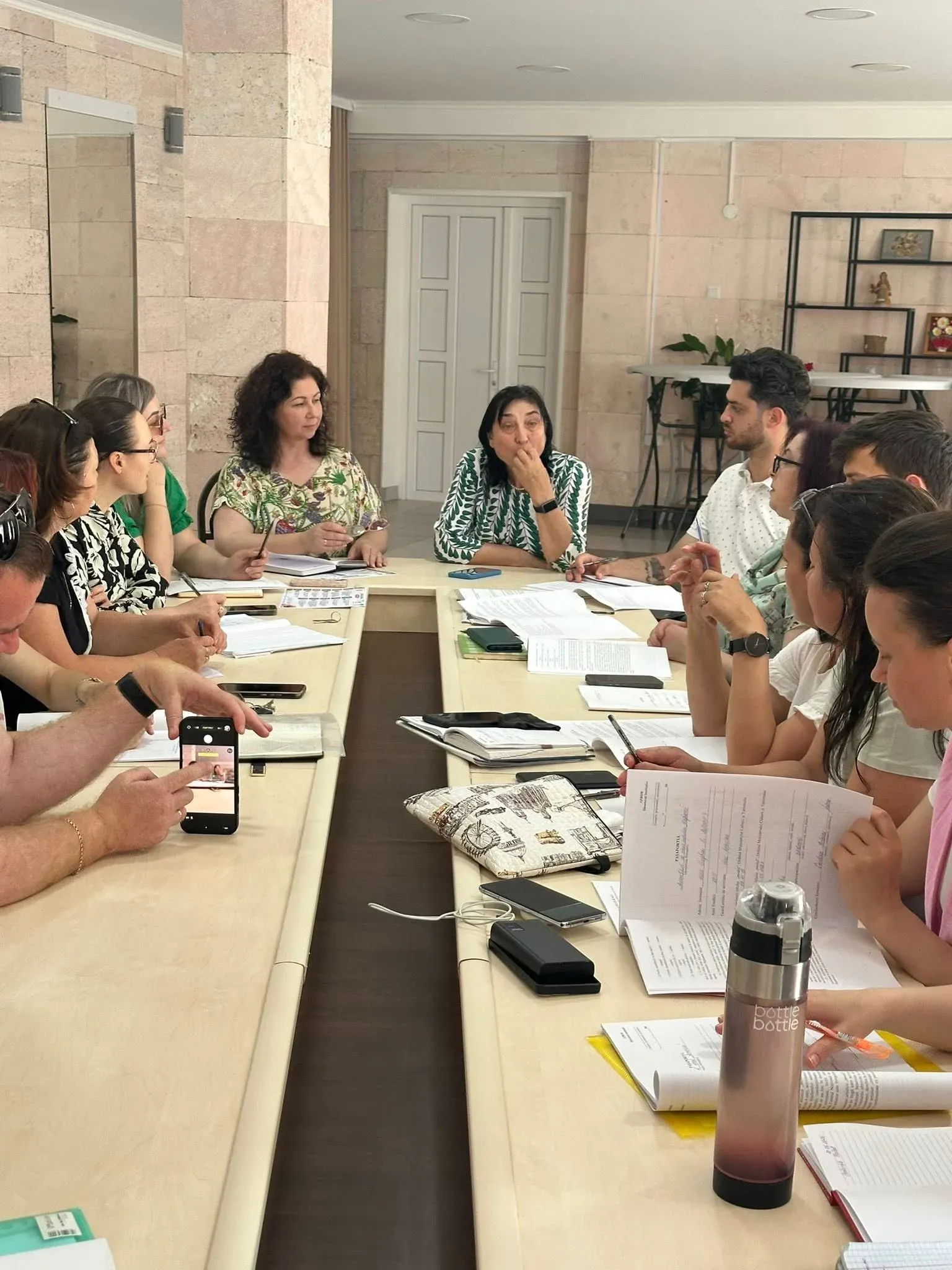 Colectivul Palatului de Cultură Ungheni, la ședința de lucru în care a fost anunțată numirea