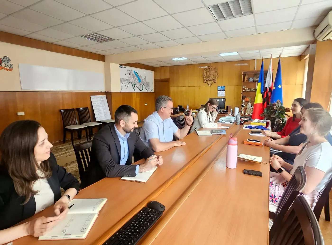 Primarul Vitalie Vrabie și angajați ai Primăriei municipiului Ungheni, la masa de ședințe, în discuția cu voluntara Corpului Păcii, în dimineața zilei de 13 iulie 2026