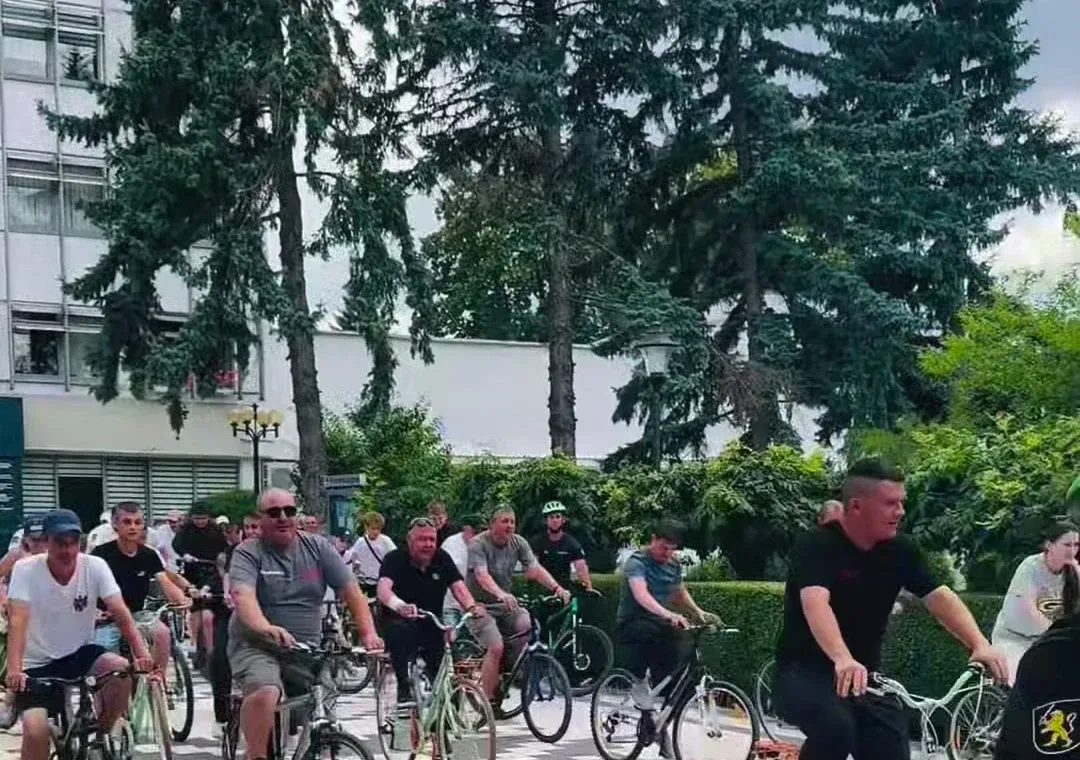Zeci de bicicliști adunați în fața Primăriei municipiului Ungheni, la startul ediției „VeloVineri" din 10 iulie 2026.